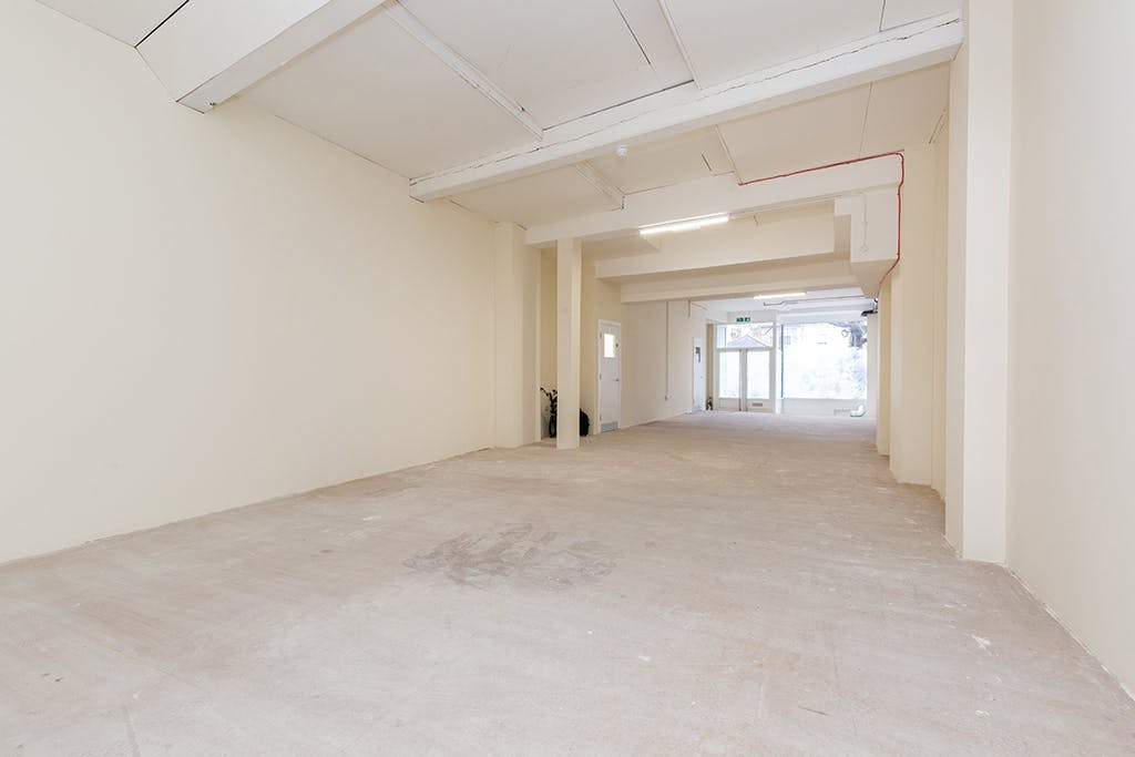 E-class retail building in Islington let to Luxottica Retail UK Limited - Strettons