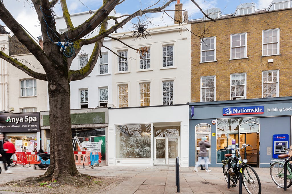 E-class retail building in Islington let to Luxottica Retail UK Limited - Strettons
