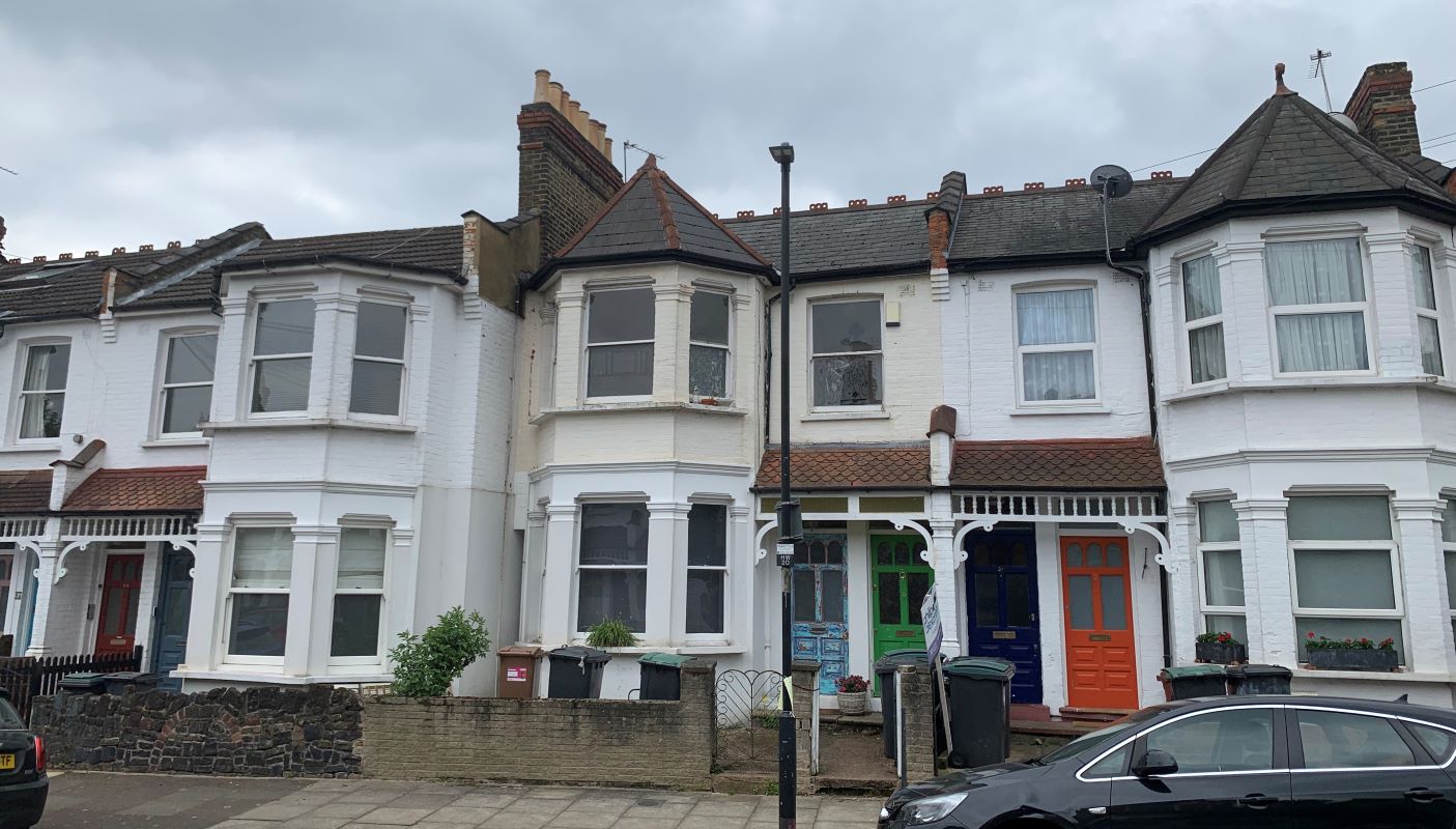 Flat refertoauctioneer with 2 bedrooms through auction in 4A Hawthorn