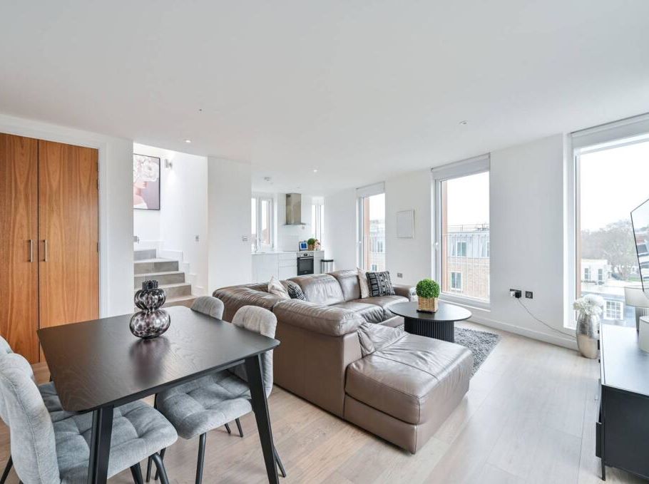 Penthouse Flat, 280 Borough High Street, London, Southwark, SE1 1JS -  Strettons