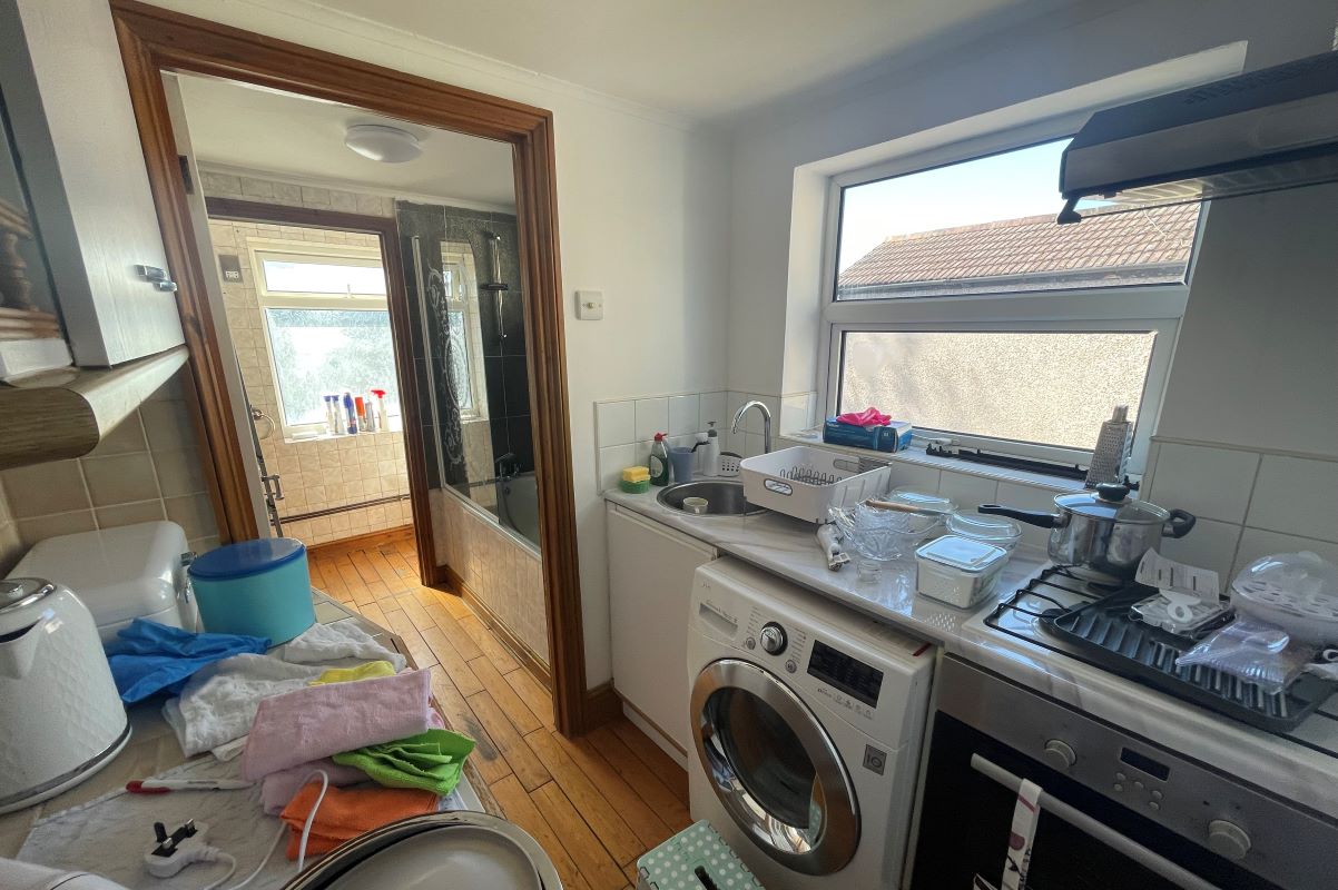 9D The Drive, Ilford, Essex, IG1 3EY -  Strettons