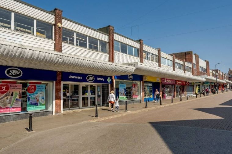 131 Holton Road, Barry, South Glamorgan, CF63 4HP -  Strettons