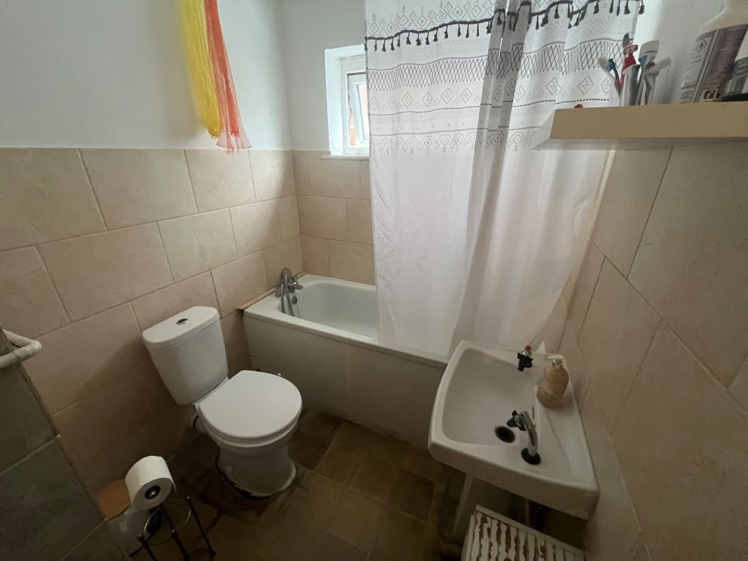 40 Pretoria Road, Ilford, Essex, IG1 2HW -  Strettons