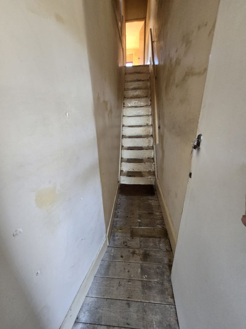 33B Canterbury Road, London, E10 6EE -  Strettons