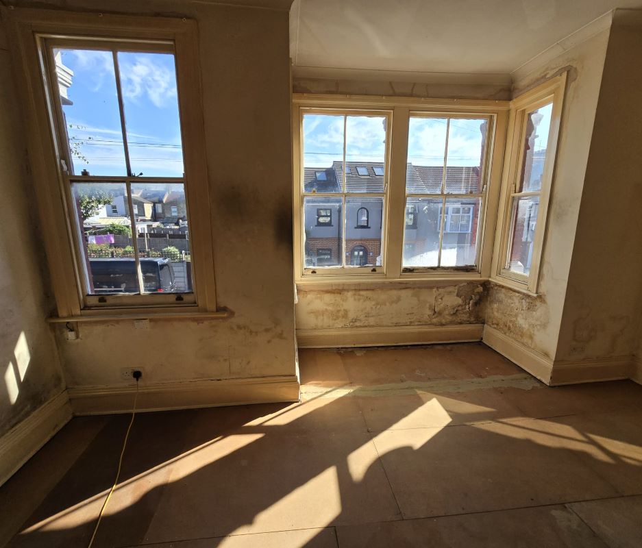 33B Canterbury Road, London, E10 6EE -  Strettons