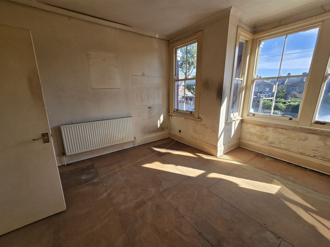 33B Canterbury Road, London, E10 6EE -  Strettons