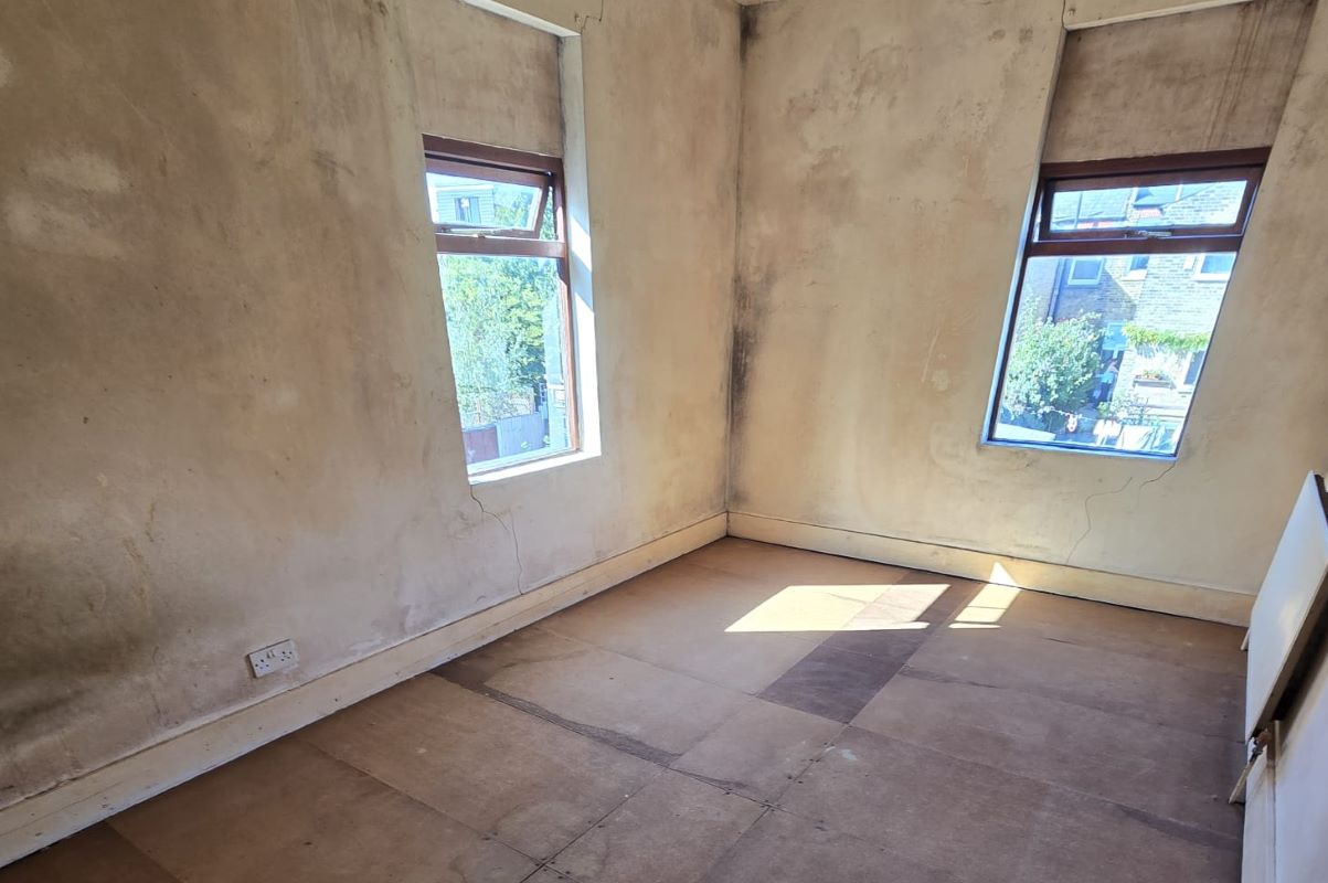 33B Canterbury Road, London, E10 6EE -  Strettons