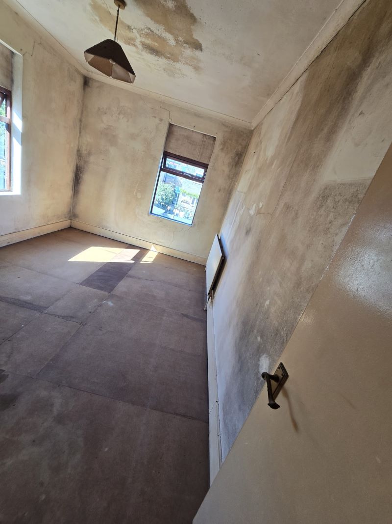 33B Canterbury Road, London, E10 6EE -  Strettons