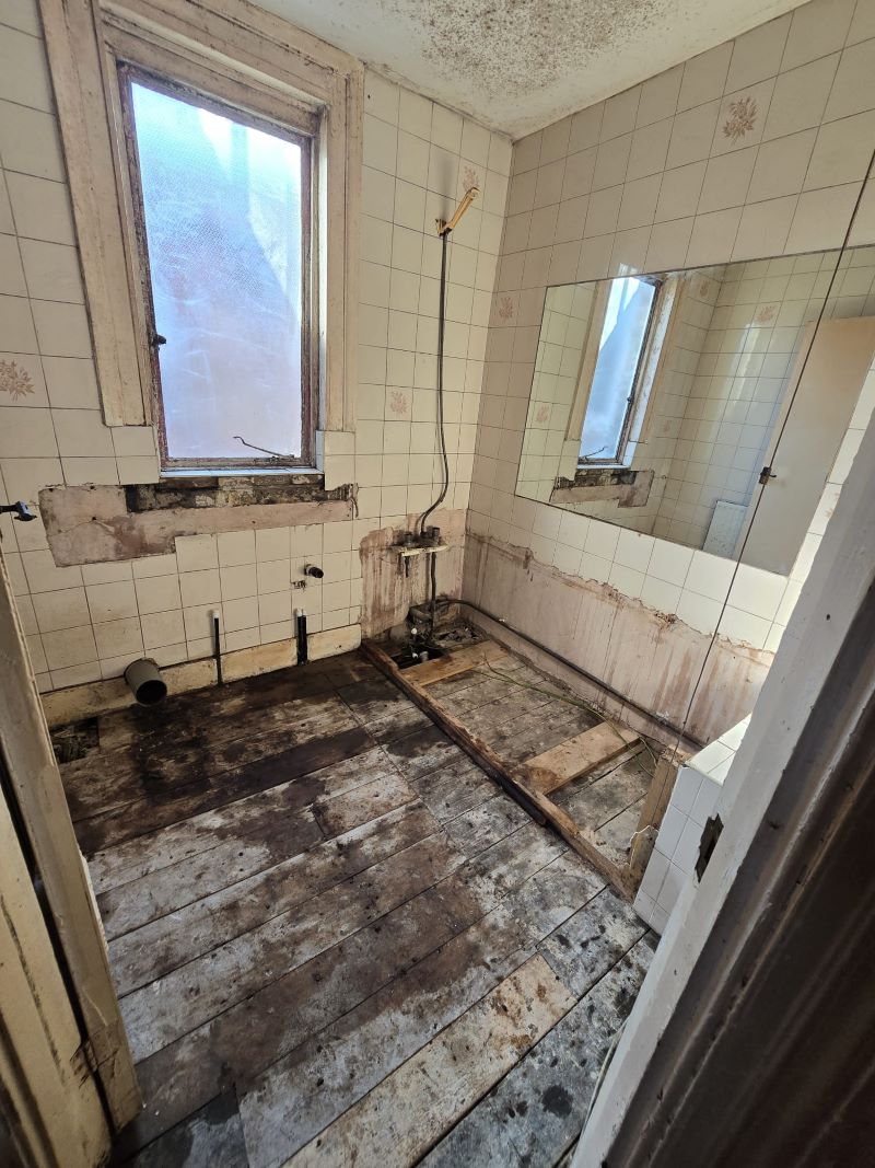 33B Canterbury Road, London, E10 6EE -  Strettons