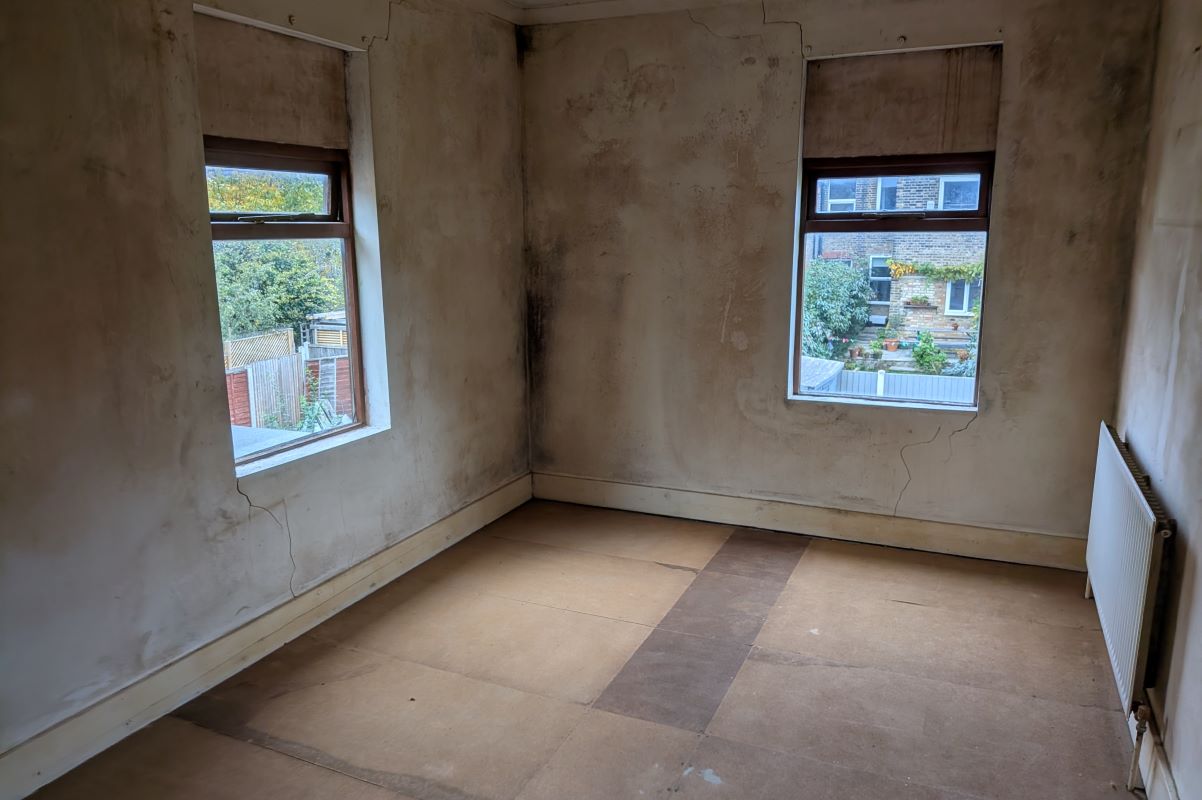 33B Canterbury Road, London, E10 6EE -  Strettons