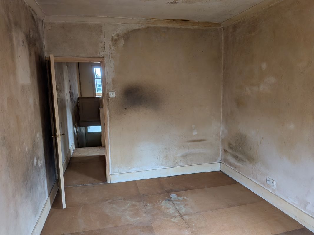 33B Canterbury Road, London, E10 6EE -  Strettons