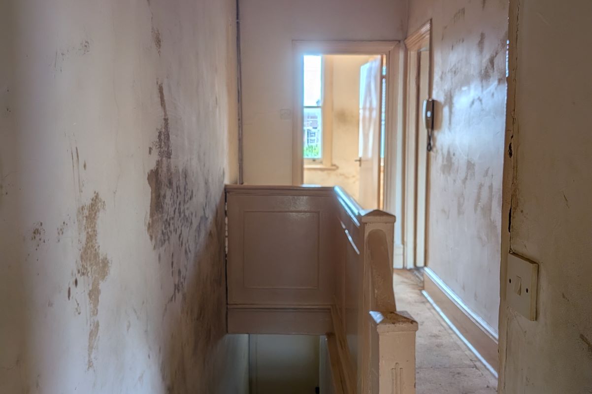 33B Canterbury Road, London, E10 6EE -  Strettons