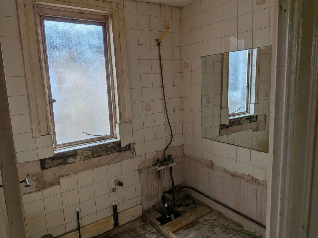 33B Canterbury Road, London, E10 6EE -  Strettons