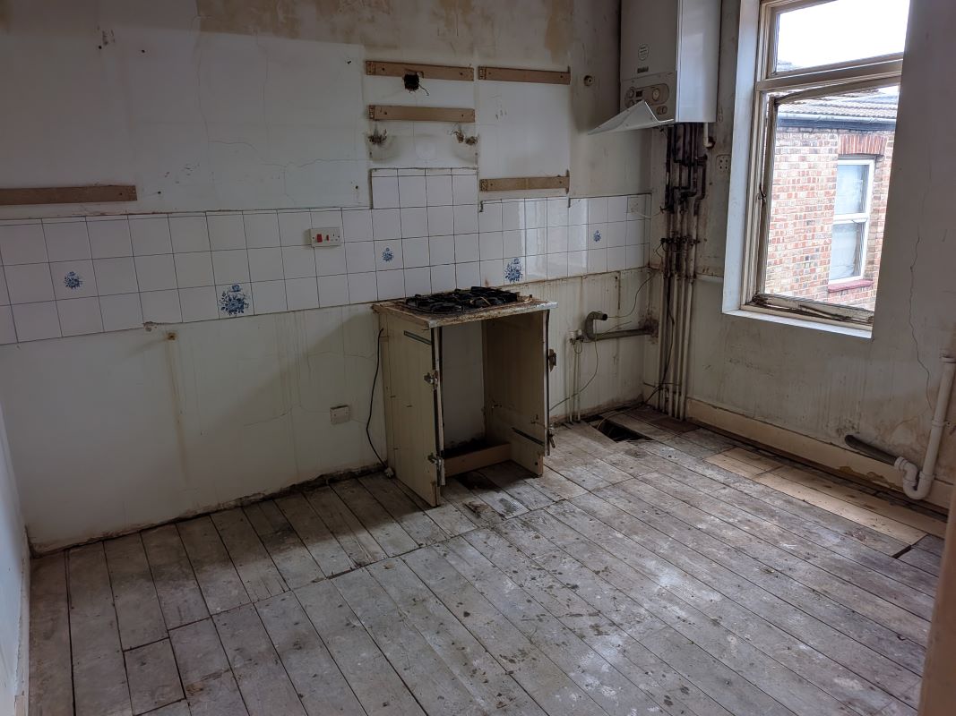 33B Canterbury Road, London, E10 6EE -  Strettons