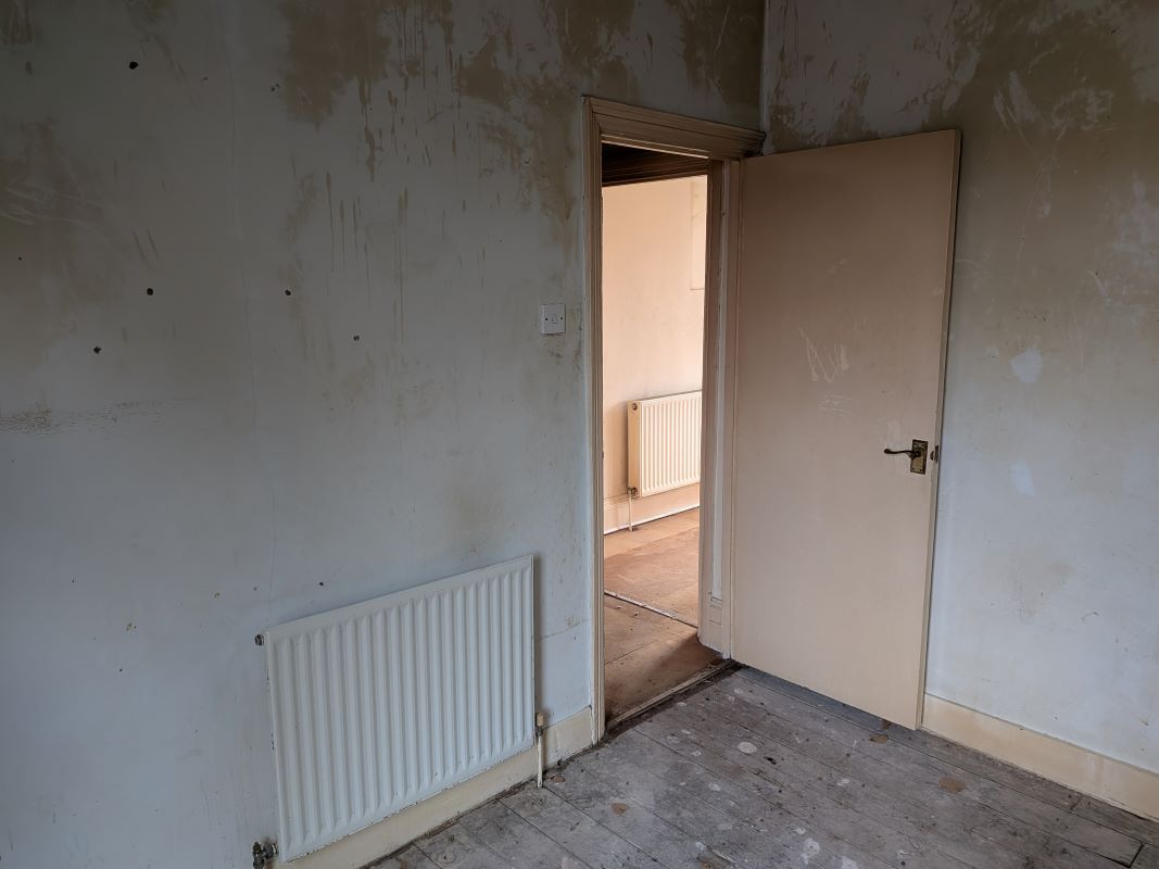 33B Canterbury Road, London, E10 6EE -  Strettons