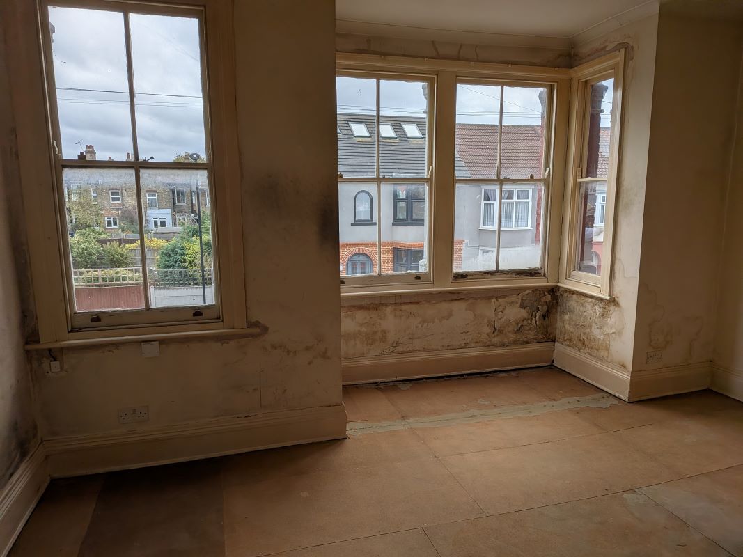 33B Canterbury Road, London, E10 6EE -  Strettons