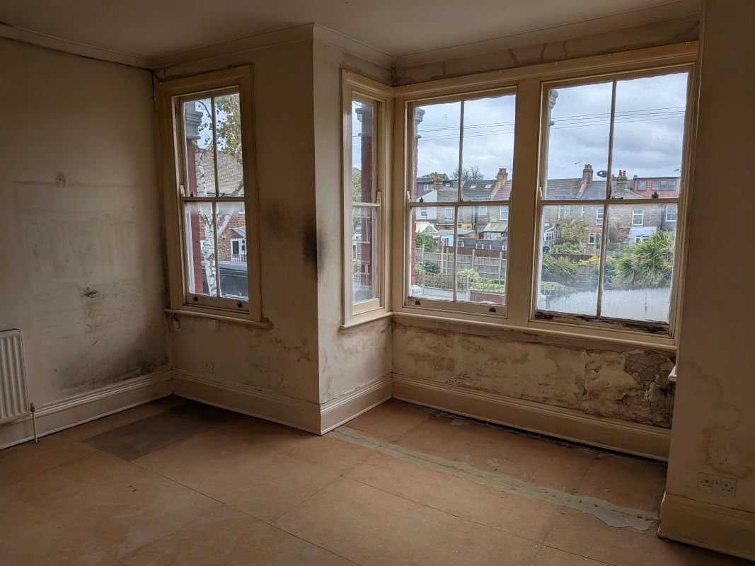 33B Canterbury Road, London, E10 6EE -  Strettons