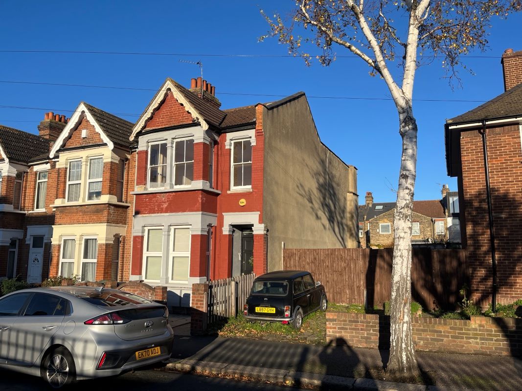 33B Canterbury Road, London, E10 6EE -  Strettons