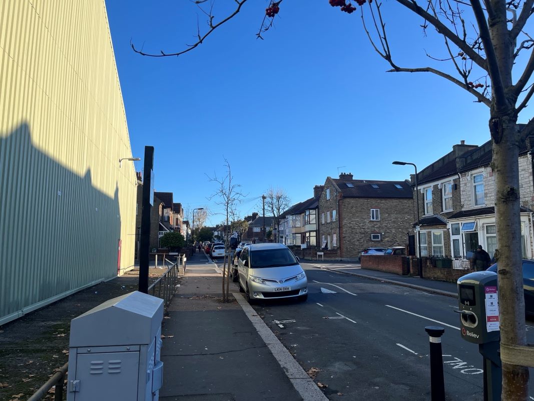 33B Canterbury Road, London, E10 6EE -  Strettons