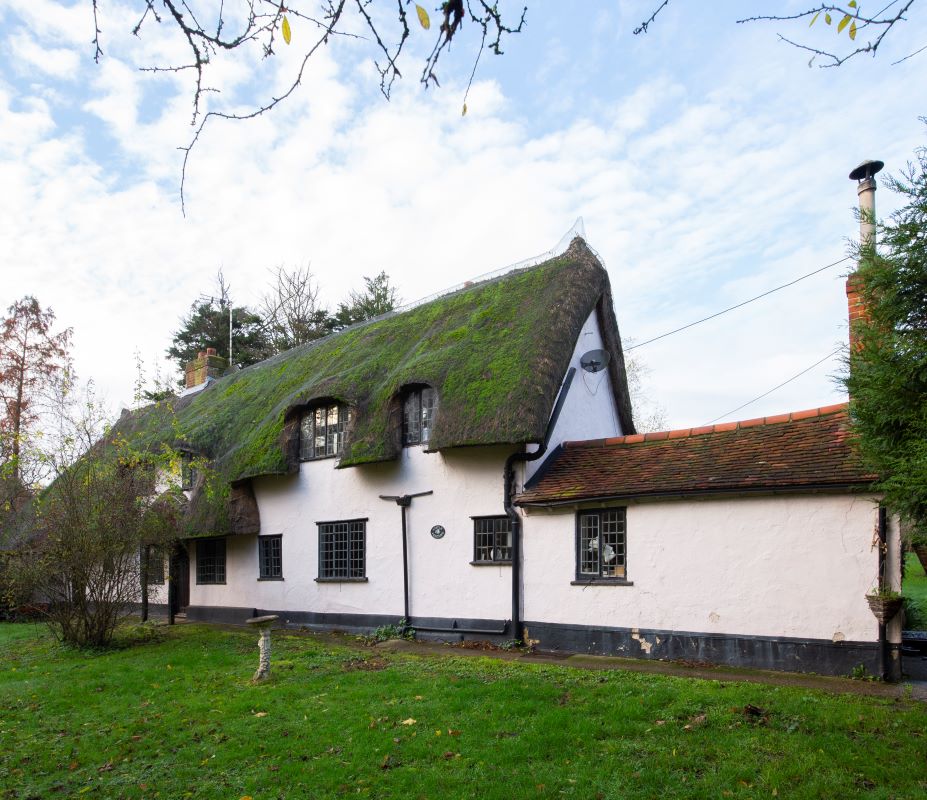 House with 4 bedrooms through auction in Little Pentons, Onslow Green