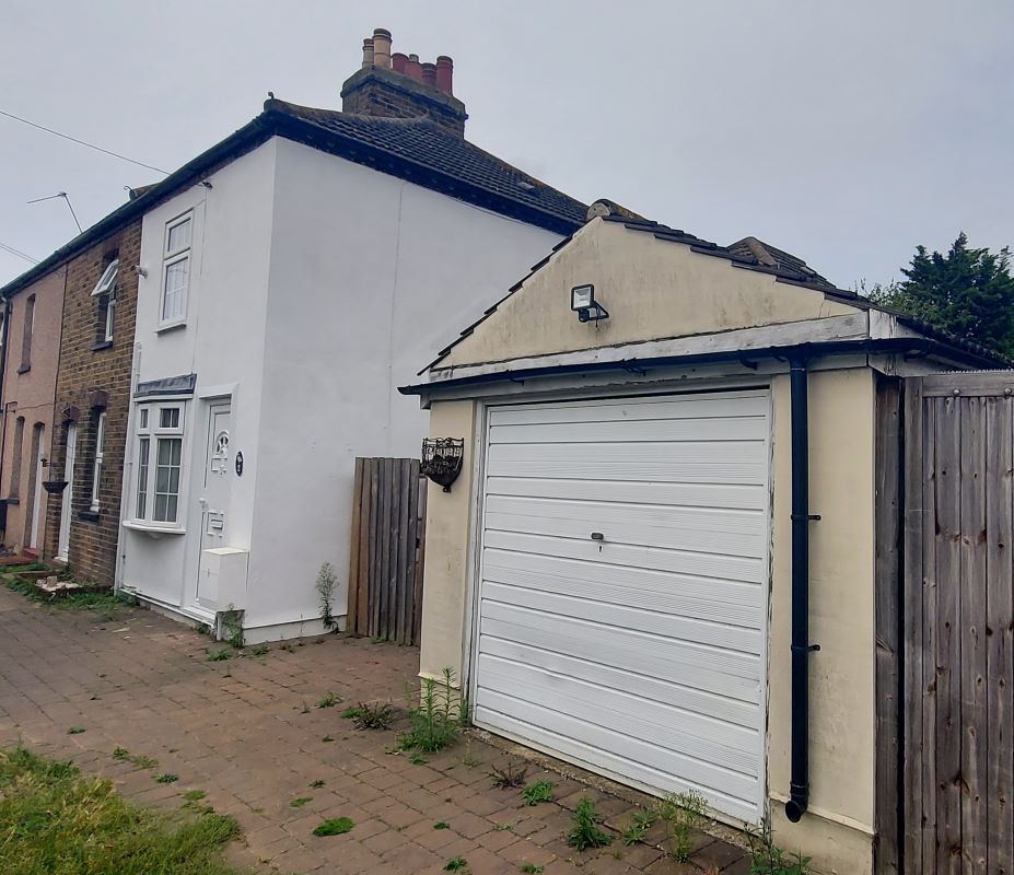 House with 2 bedrooms through auction in 2 Stokes Cottages, Tomswood