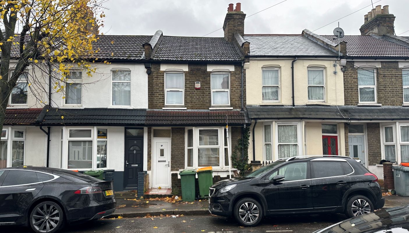 House sold with 2 bedrooms through auction in 17 Desford Road, Canning