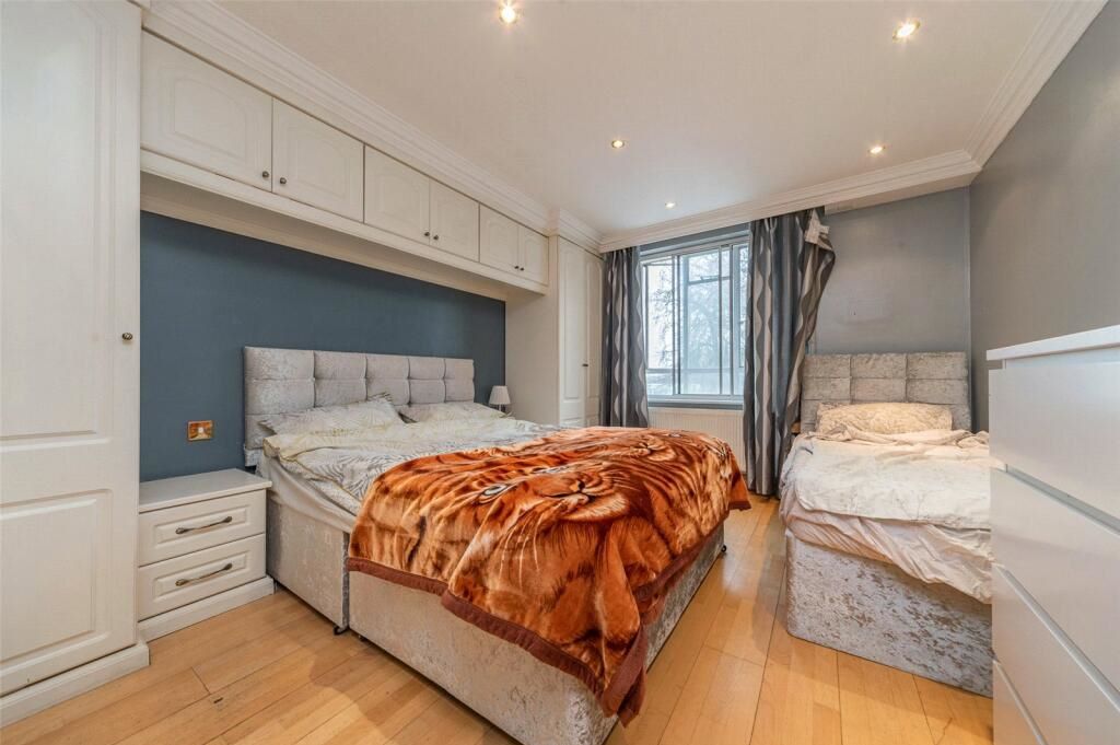 Flat 4, 4-5 Hyde Park Place, London, W2 2LH