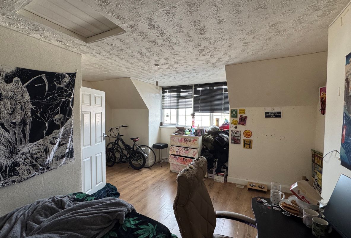 4 Broadway Parade, Elm Park, Hornchurch, Essex, RM12 4RS