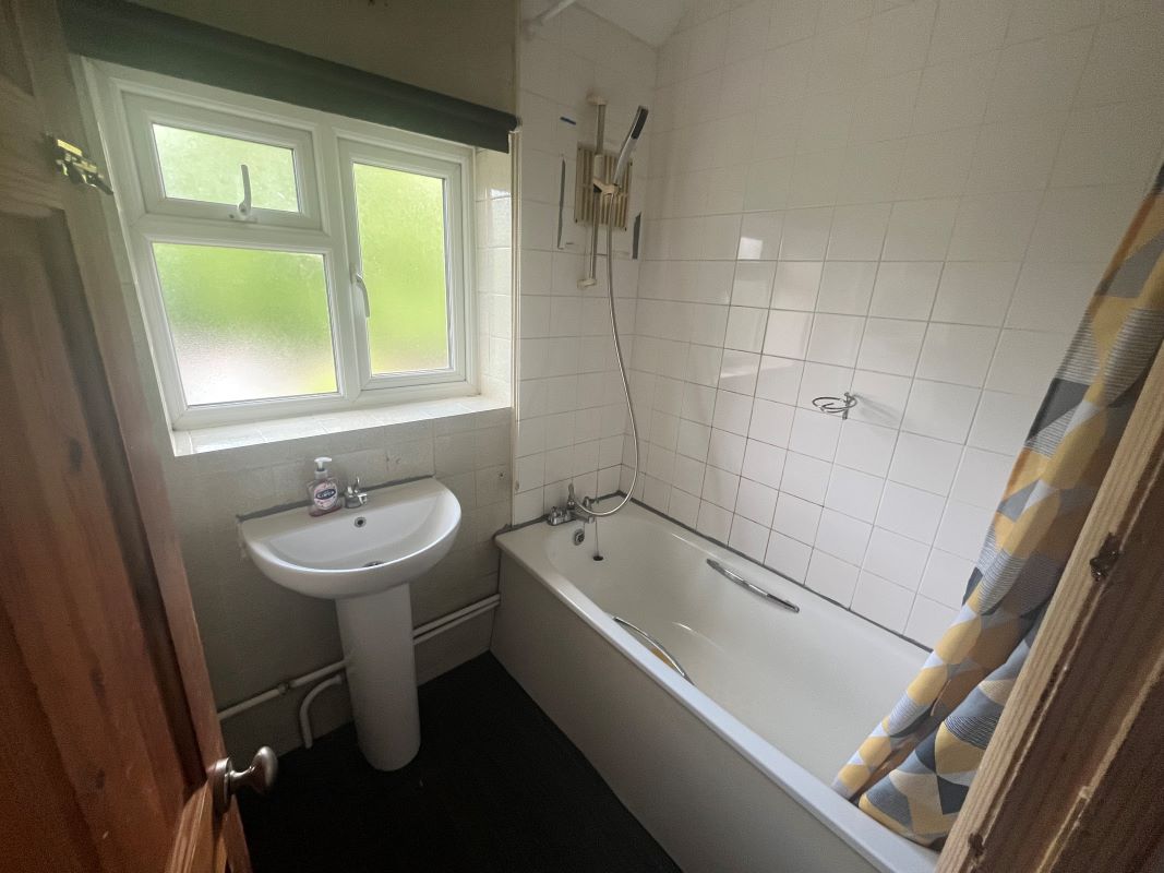 4 Rookwood Avenue, Loughton, Essex, IG10 2DG