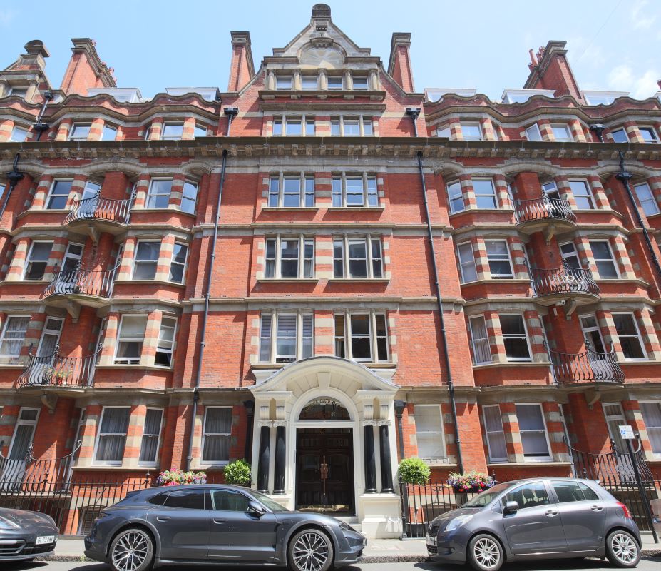 166 Clarence Gate Gardens, Glentworth Street, Marylebone, London, NW1 6AP -  Strettons