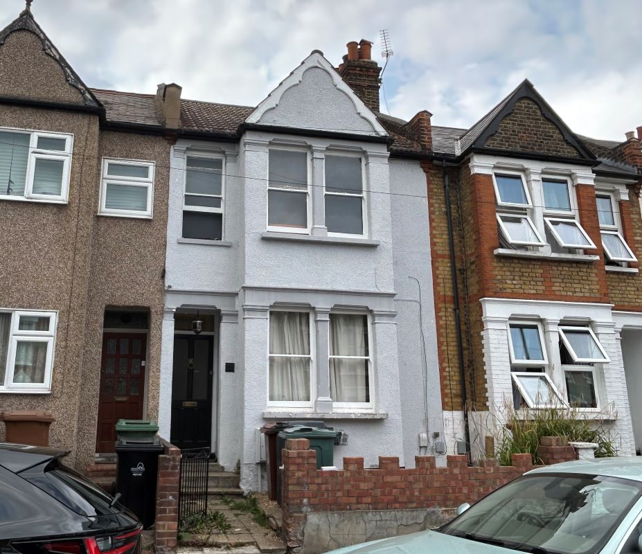70 Selwyn Avenue, Highams Park, London, E4 9LR -  Strettons
