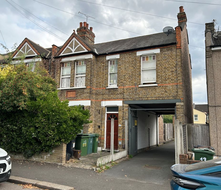 9 Selwyn Avenue, Highams Park, London, E4 9LP -  Strettons