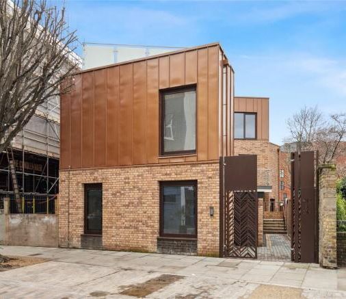 Flat 5, 132 Battersea High Street, London, SW11 3JR -  Strettons