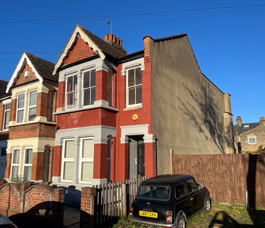 33B Canterbury Road, London, E10 6EE -  Strettons