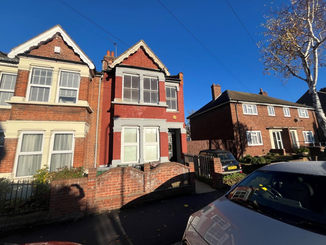33B Canterbury Road, London, E10 6EE -  Strettons