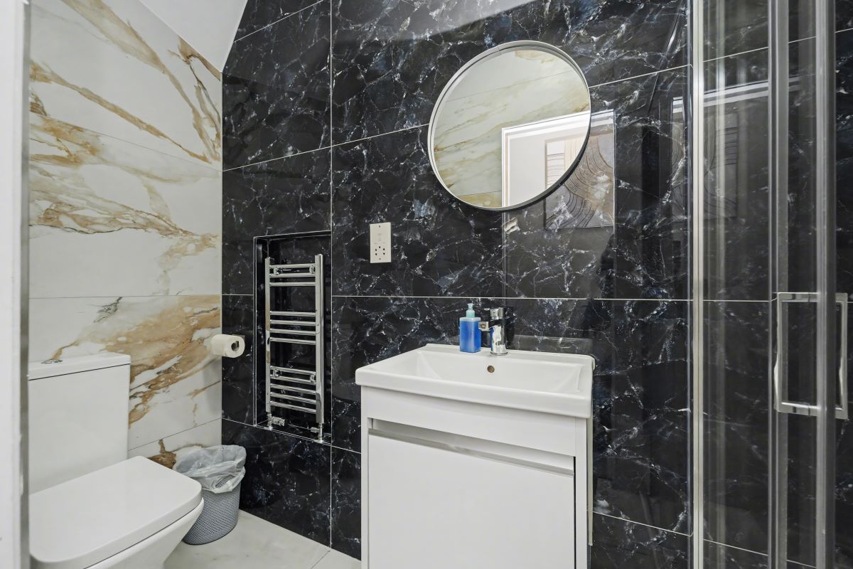 Paragraph Hotel, 6 Cheapside, North Circular Road, London, N13 5ED