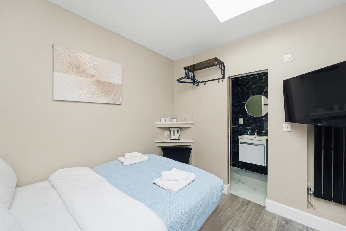 Paragraph Hotel, 6 Cheapside, North Circular Road, London, N13 5ED