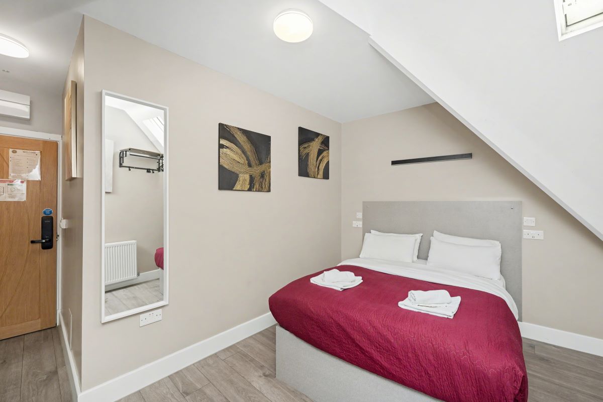 Paragraph Hotel, 6 Cheapside, North Circular Road, London, N13 5ED