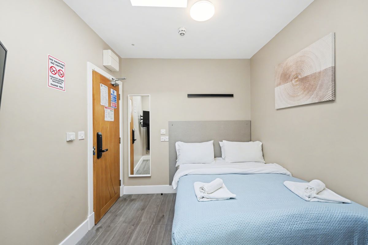 Paragraph Hotel, 6 Cheapside, North Circular Road, London, N13 5ED