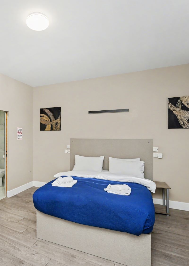 Paragraph Hotel, 6 Cheapside, North Circular Road, London, N13 5ED