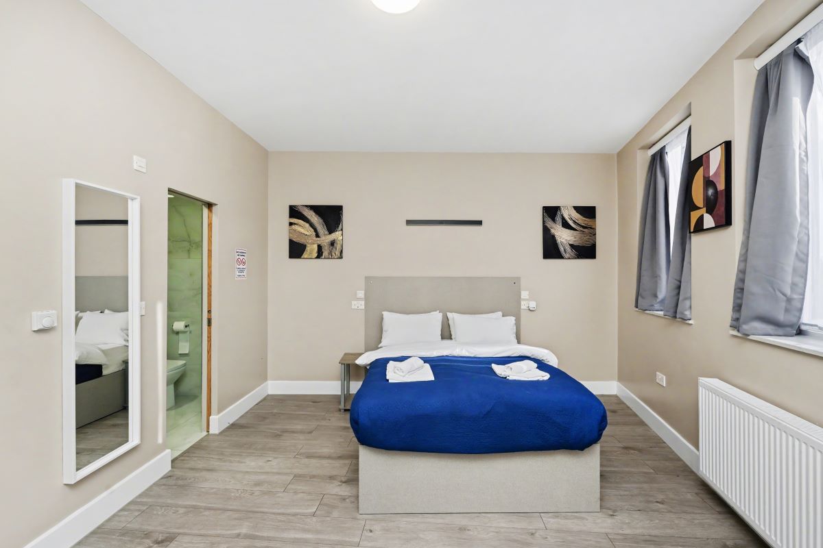 Paragraph Hotel, 6 Cheapside, North Circular Road, London, N13 5ED