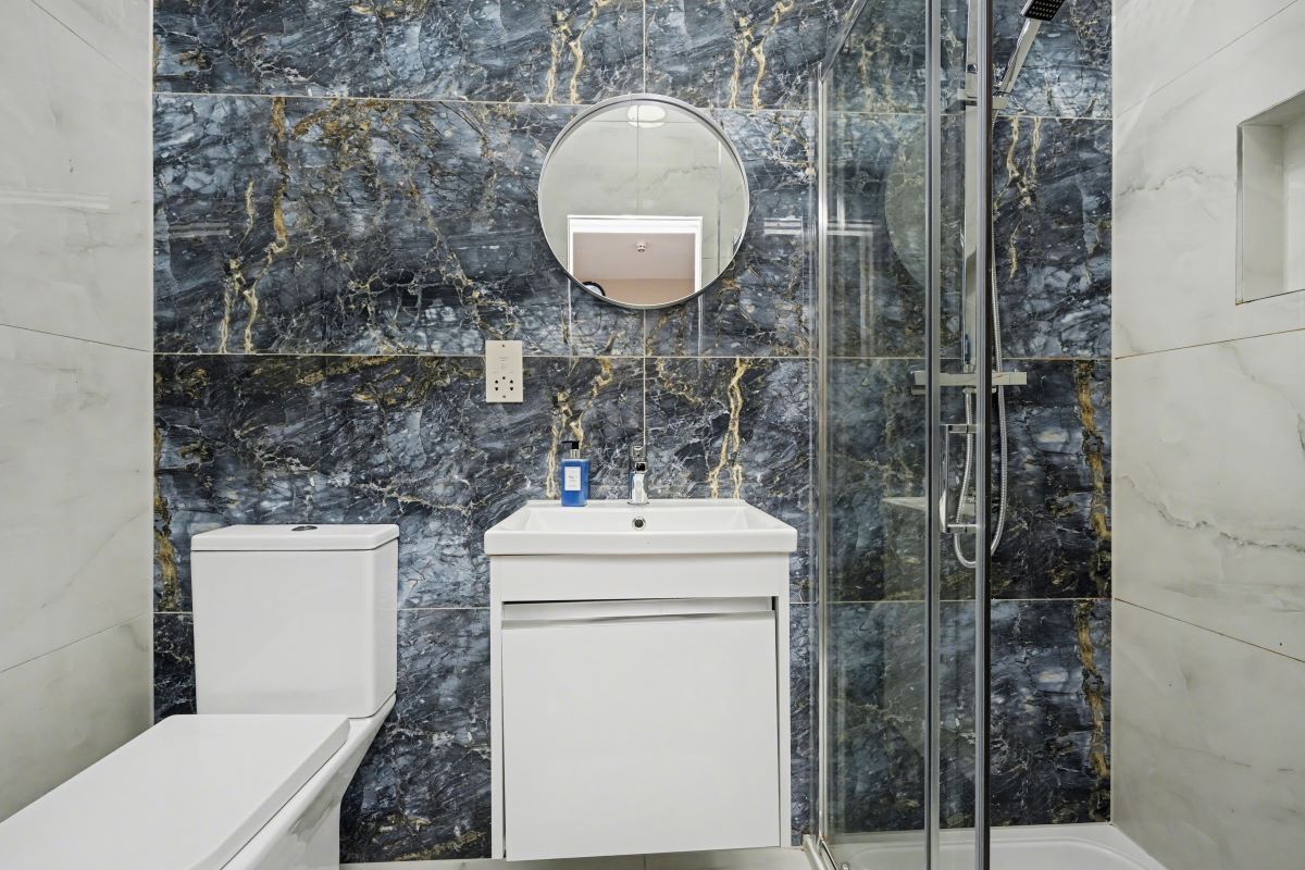 Paragraph Hotel, 6 Cheapside, North Circular Road, London, N13 5ED