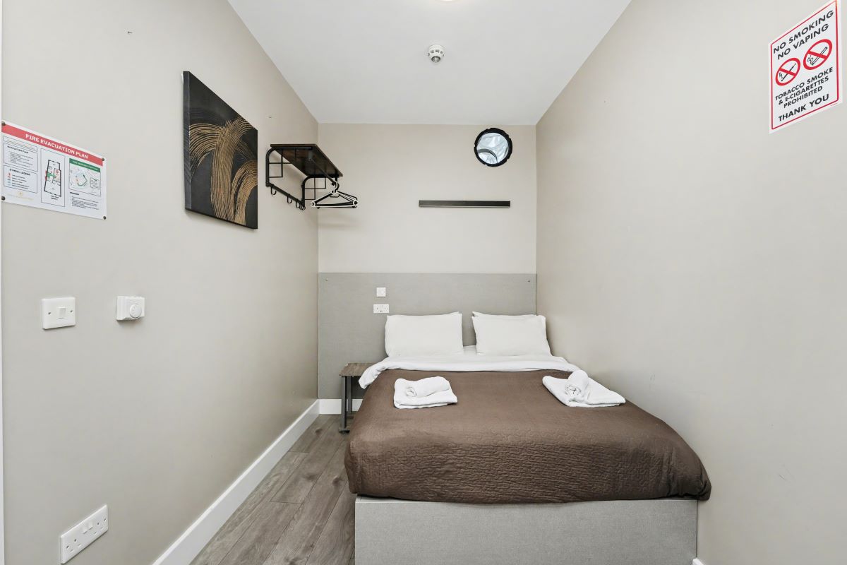 Paragraph Hotel, 6 Cheapside, North Circular Road, London, N13 5ED