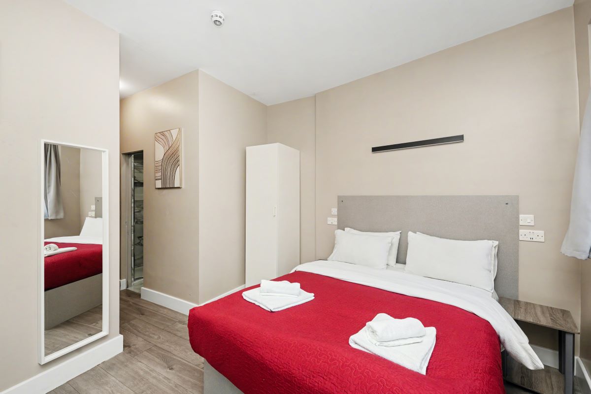 Paragraph Hotel, 6 Cheapside, North Circular Road, London, N13 5ED