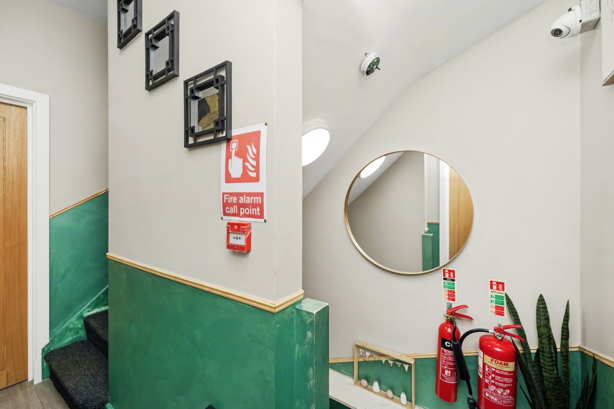 Paragraph Hotel, 6 Cheapside, North Circular Road, London, N13 5ED