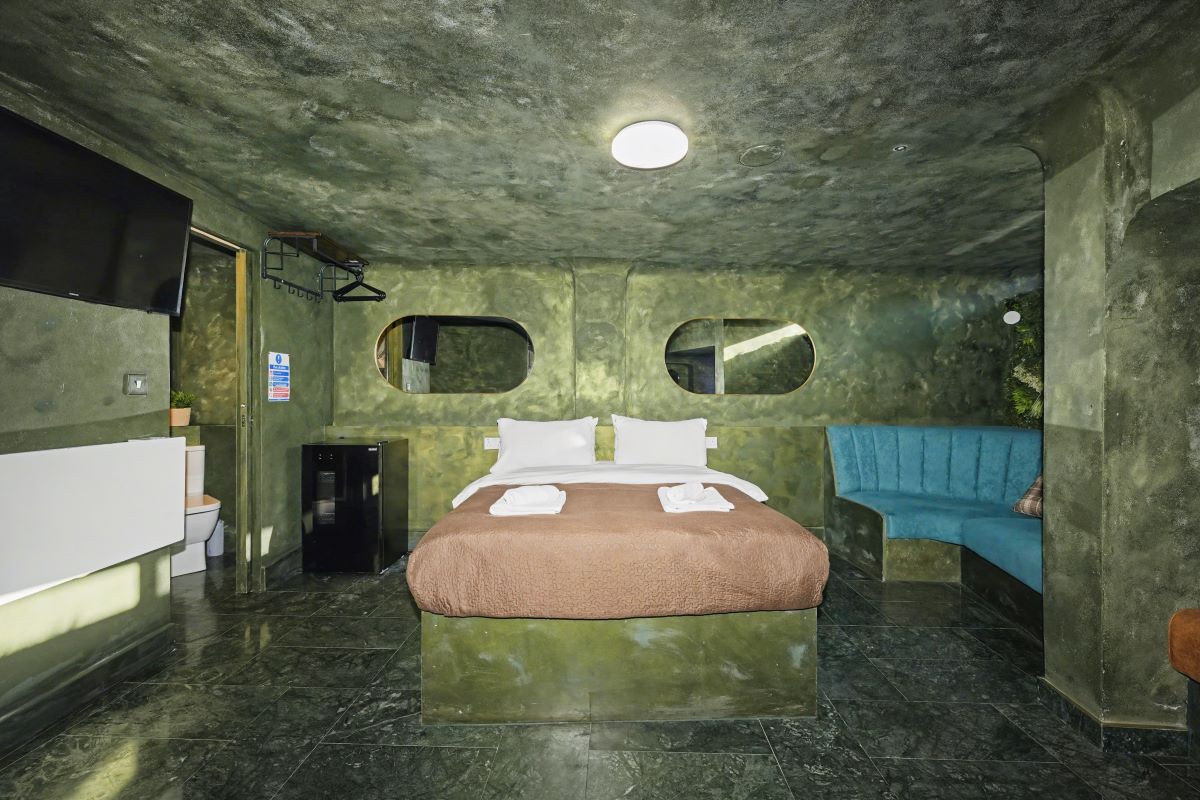 Paragraph Hotel, 6 Cheapside, North Circular Road, London, N13 5ED