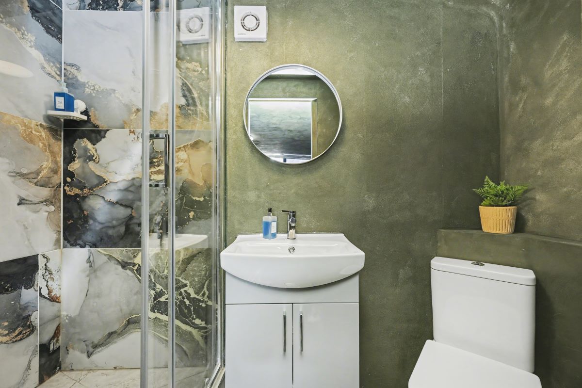 Paragraph Hotel, 6 Cheapside, North Circular Road, London, N13 5ED