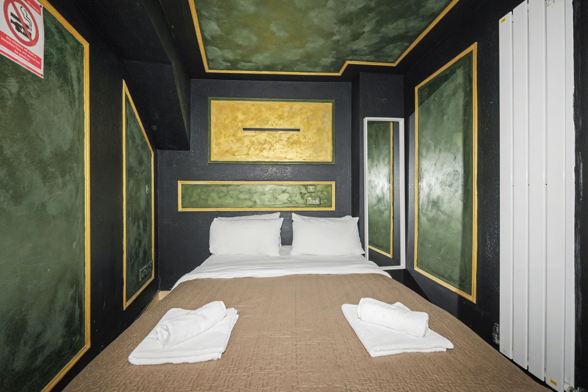 Paragraph Hotel, 6 Cheapside, North Circular Road, London, N13 5ED