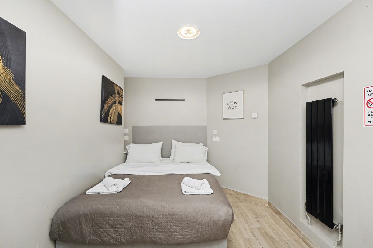 Paragraph Hotel, 6 Cheapside, North Circular Road, London, N13 5ED