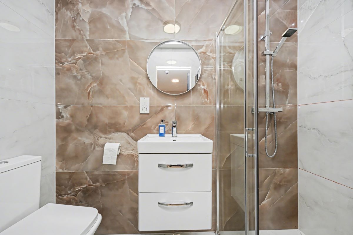 Paragraph Hotel, 6 Cheapside, North Circular Road, London, N13 5ED